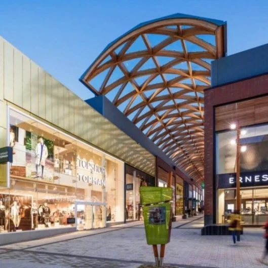 Shopping street and canopy at Bracknell